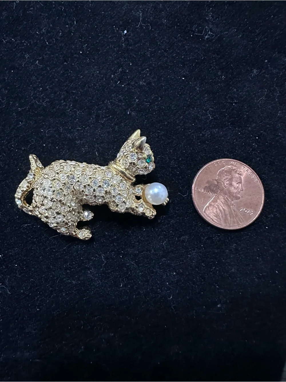 451- Vtge. Joan Rivers cat rhinestone faux pearl gold tone brooch